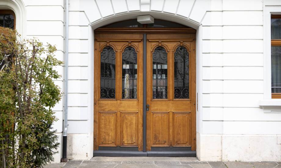 Dlaczego warto postawić na naturalne wejściowe materiały?