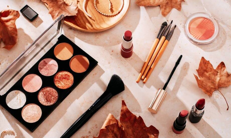 Plakaty beauty a oświetlenie – jak stworzyć idealną kompozycję?