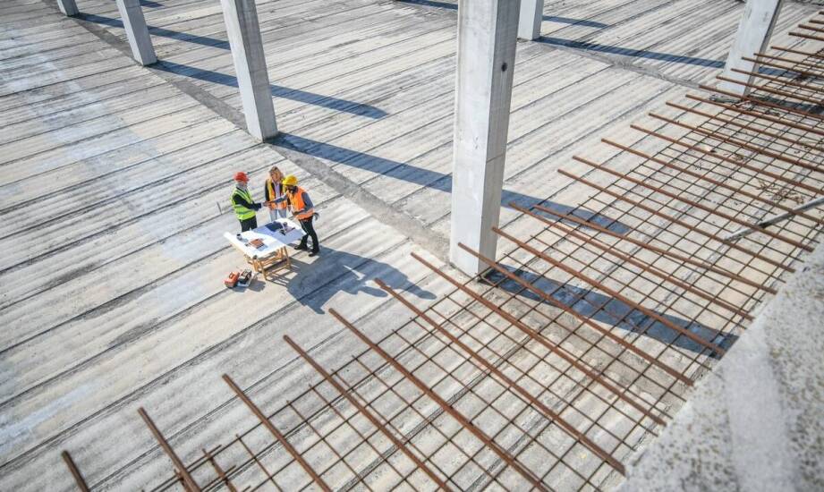 Rola dynamicznych płyt w ocenie stabilności konstrukcji budowlanych