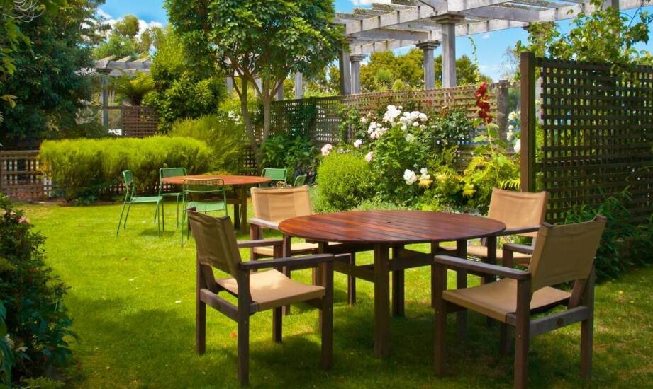 Wybór najlepszych ogrodowych parasoli do ochrony przed słońcem i deszczem