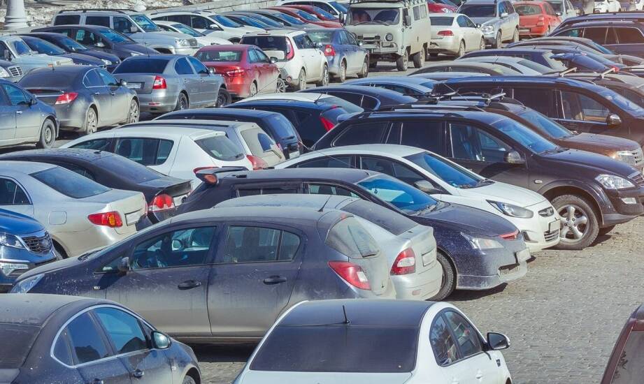 Telebimy LED w systemach parkingowych – nowe możliwości zarządzania przestrzenią