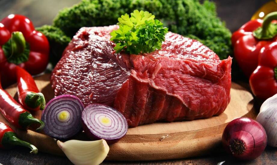 Dlaczego warto karmić psa mięsem surowym?