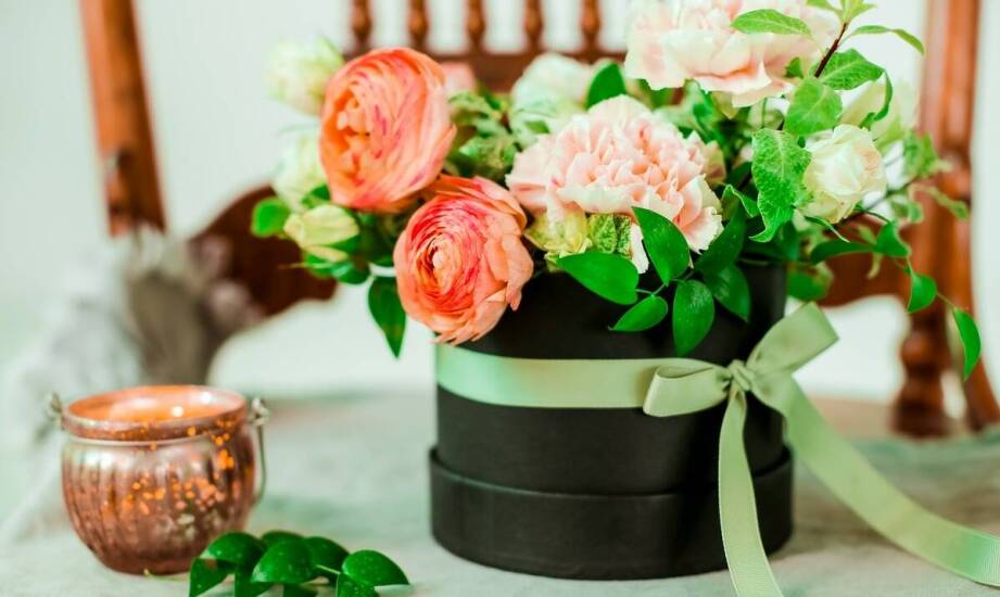 Jak stworzyć harmonijną kompozycję stołową z użyciem goździków i pomarańczy?