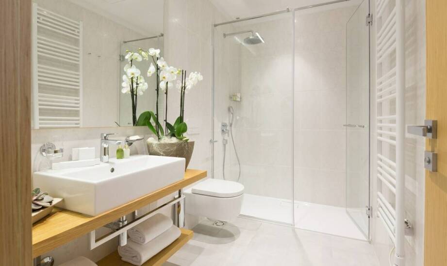 Optymalna wysokość montażu prysznica dla lepszego komfortu użytkowania.