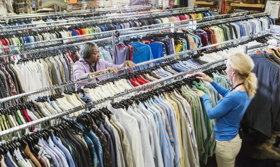 Proces selekcji i sortowania w skupie odpadów używanej odzieży