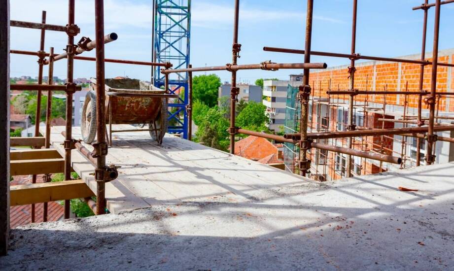 W jaki sposób betoniarska firma zapewnia ciągłość dostaw materiałów budowlanych?