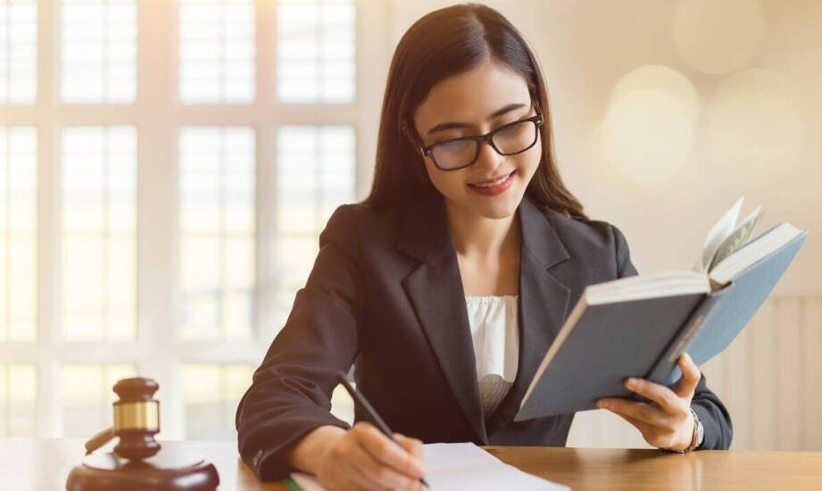 Jak prawny radca może pomóc w przygotowywaniu prawnych opinii?