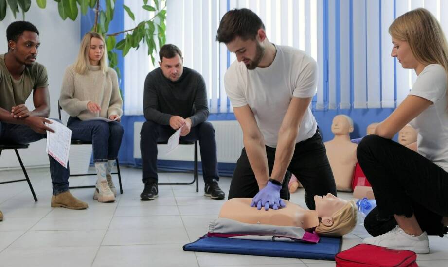 Jak kurs pierwszej pomocy przygotowuje do pracy w służbach ratunkowych?