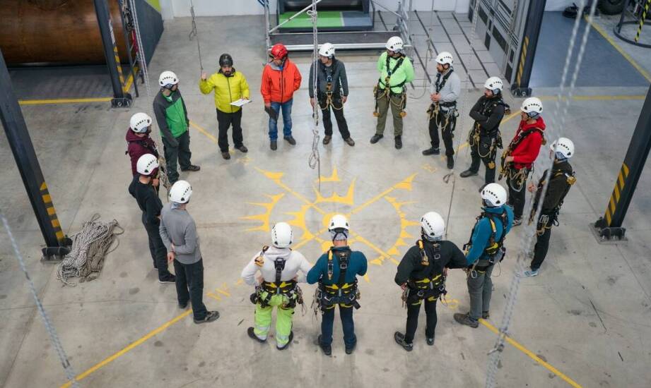 Zastosowanie półstatycznych lin w parkach linowych – co warto wiedzieć?