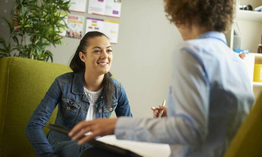 W jaki sposób dziecięcy psychiatrzy pomagają młodzieży w radzeniu sobie z presją rówieśniczą?