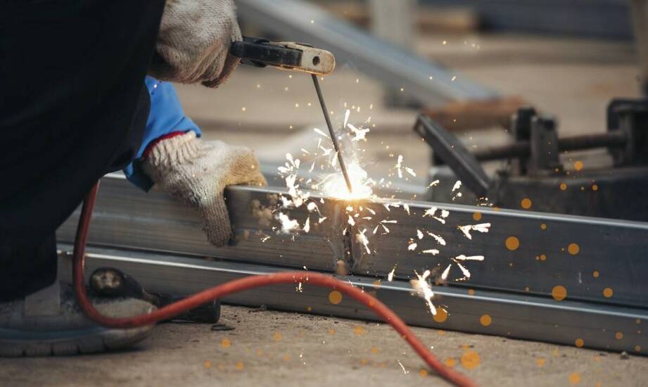 Jak spawanie samoosłonowym drutem przyczynia się do redukcji kosztów produkcji?