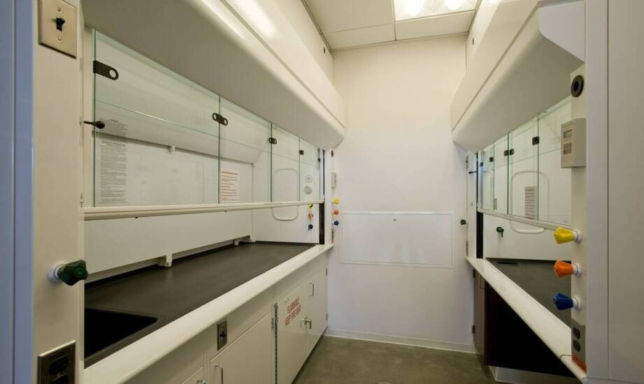 Laboratoryjne meble a bezpieczeństwo pracy: kluczowe aspekty do rozważenia