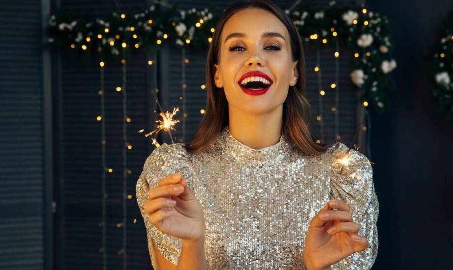 Inspiracje na świąteczne stylizacje z wykorzystaniem srebrnych rajstop.