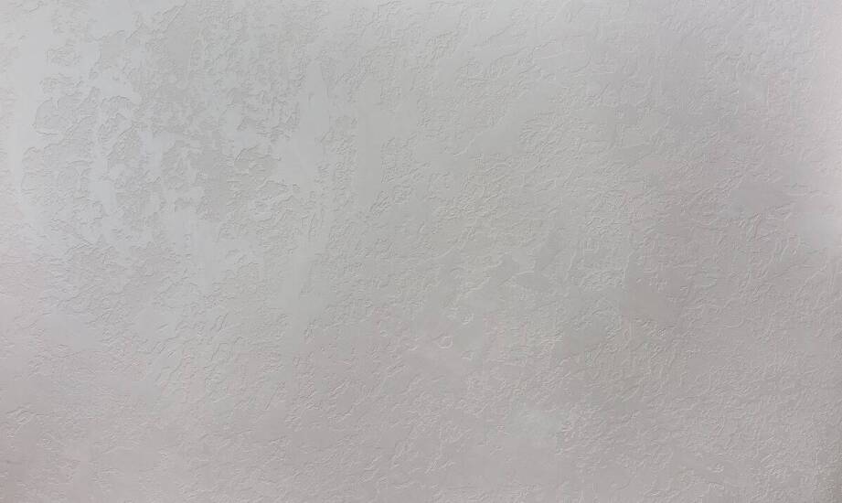 Stylowe rozwiązania z matowymi beżowymi płytkami w łazience