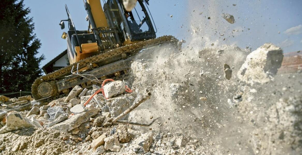 Młot wyburzeniowy do koparki – jakie są najważniejsze ergonomiczne cechy?