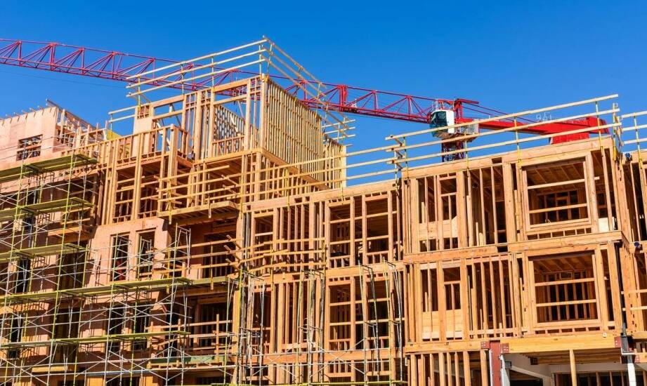 Budowa domu od podstaw – jak firma zapewnia terminowość realizacji?