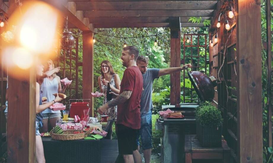 Rzucanie siekierami jako nietypowy pomysł na aktywne urodziny dla dorosłych.