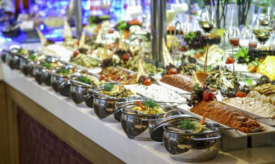 Plastikowe talerze wielorazowe a wygoda i oszczędność w lokalach gastronomicznych