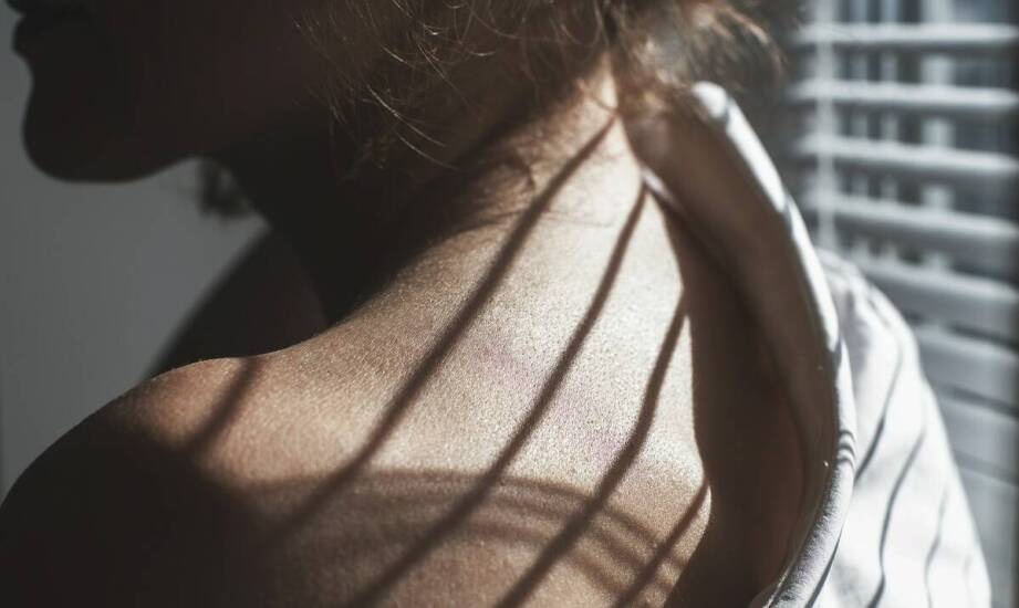 Dlaczego warto rozważyć opiekę trychologiczną przy łuszczycy na tyłach głowy?