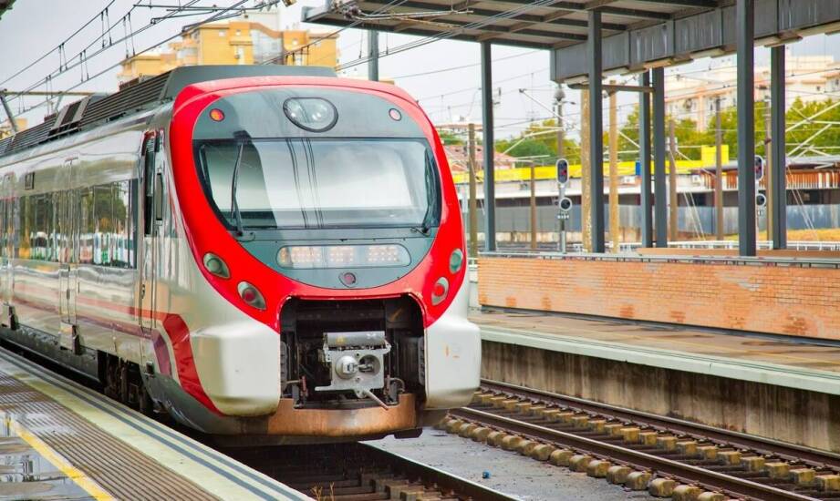 Jakie są kluczowe funkcje nowoczesnych tablic do informacji pasażerskiej?