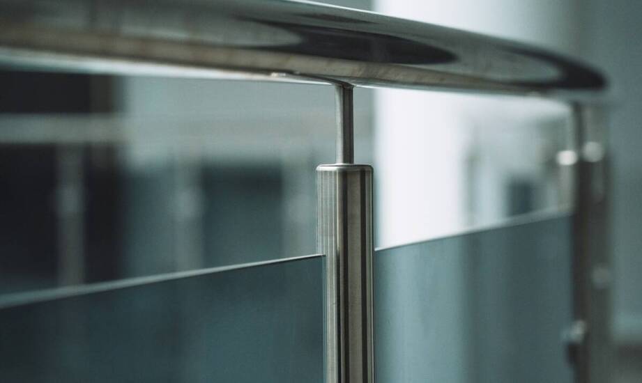 Jak stalowe odbojnice ścienne ze stali nierdzewnej zwiększają trwałość zabezpieczeń?