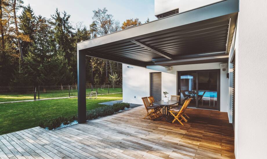 Jakie są zalety wyboru pergoli jako osłonowego systemu dla tarasu?