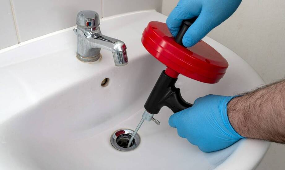 Jak uniknąć problemów z zatkanymi rurami dzięki przepychaniu kanalizacji?