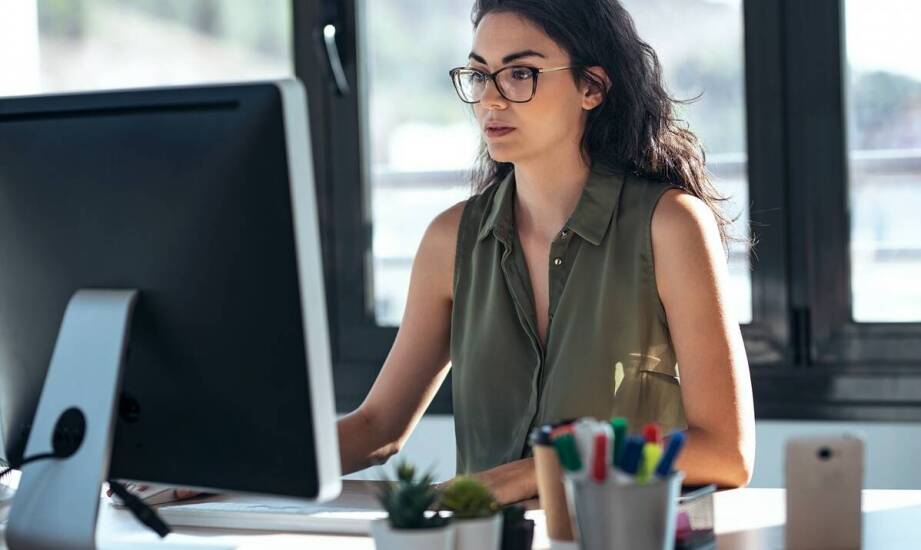 Dlaczego regularne okulistyczne konsultacje są kluczowe dla biurowych pracowników?