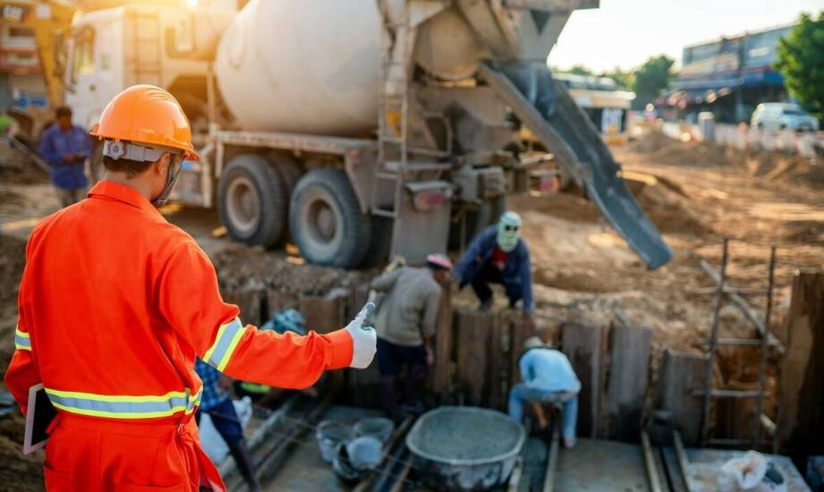 Jakie są kluczowe aspekty drogowego transportu materiałów budowlanych?