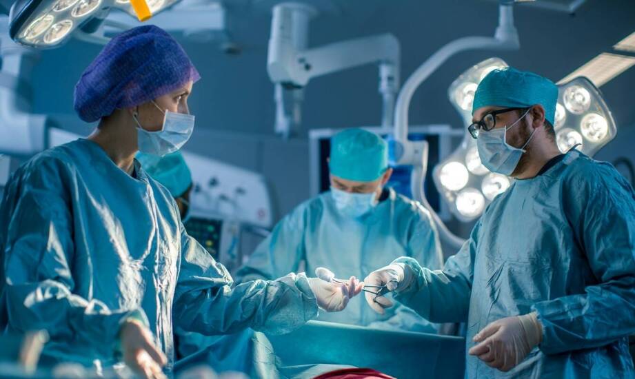 Jak benzokaina i lidokaina wpływają na przebieg chirurgicznych zabiegów?