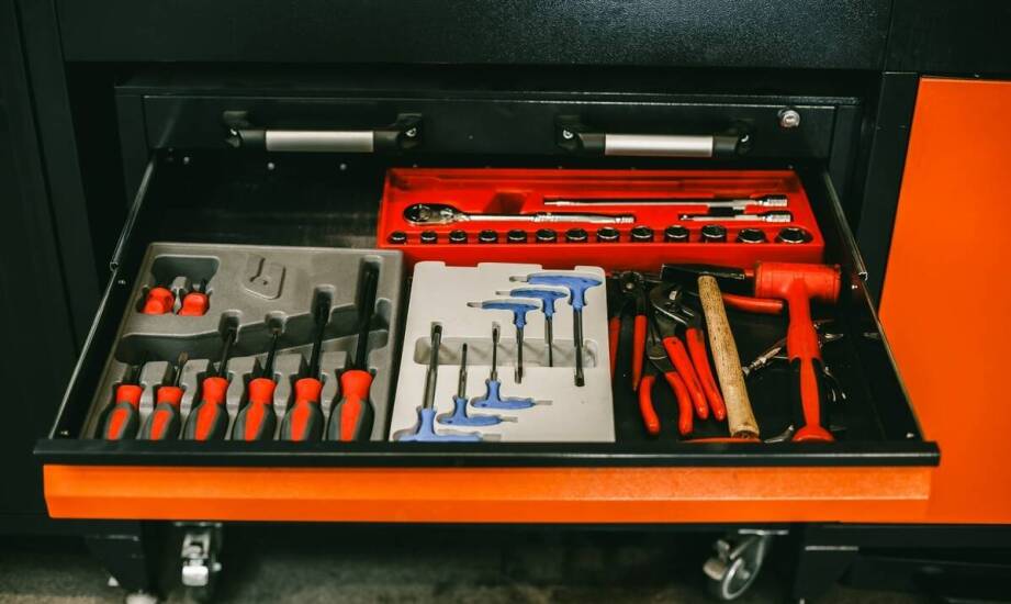 Jakie komponenty należy regularnie wymieniać, aby uniknąć awarii w wózku?