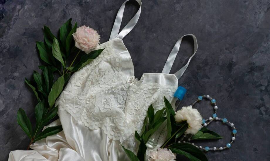 Nowe a używane ślubne suknie – jakie są różnice i co warto wybrać?