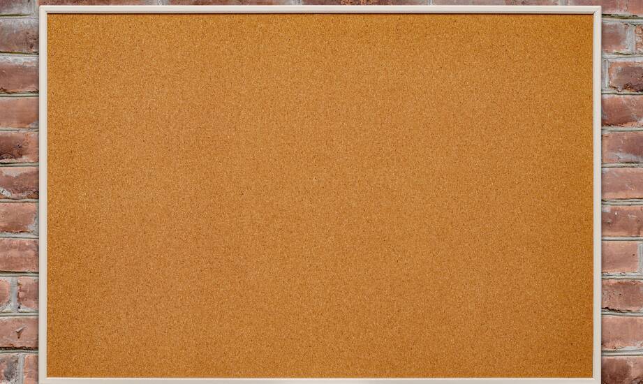 Korkowa tablica czy magnetyczna – co wybrać do małego biura?