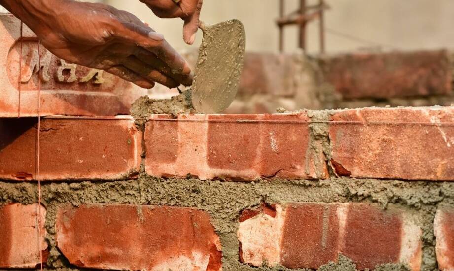 Jak specjalne zaprawy wpływają na termiczną izolacyjność budynków?