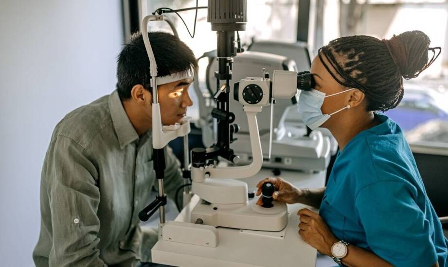 Jakie są wskazania do operacji zaćmy u młodszych osób?