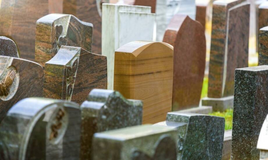 Nowoczesne i tradycyjne urny kremacyjne – co oferują firmy pogrzebowe?