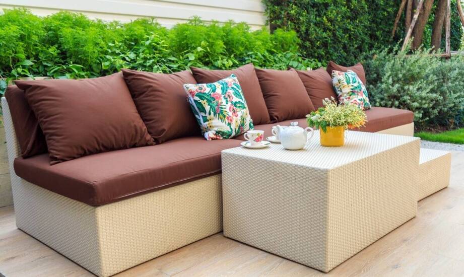 Jak kolonialny stół może odmienić wygląd Twojego zimowego ogrodu?