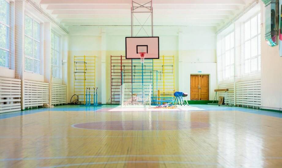 Kluczowe aspekty bezpieczeństwa przy wyborze sportowego sprzętu do szkół