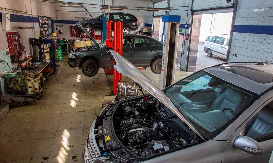 Jakie akcesoria BHP zapewniają bezpieczeństwo pracy w warsztacie?