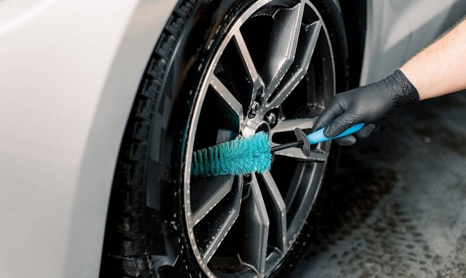 Jak wydłużyć żywotność kół dzięki szczotce Vikan do felg?