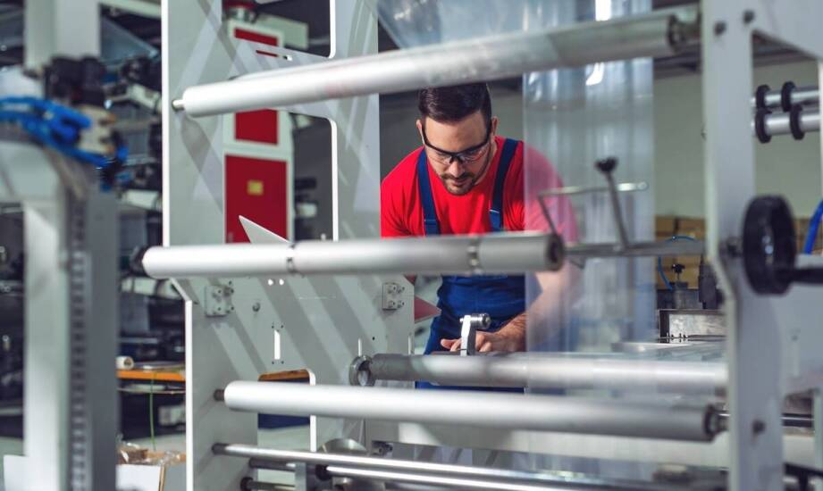 Porównanie maszynowej i ręcznej folii stretch: zalety i wady