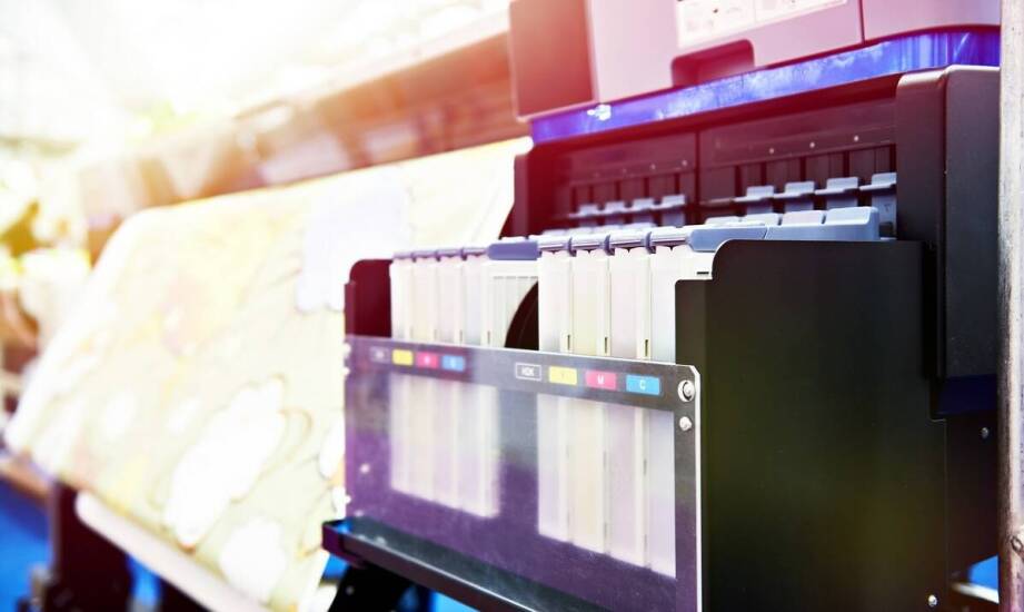 Jak sublimacyjna drukarnia wpływa na efektywność produkcji personalizowanych akcesoriów?