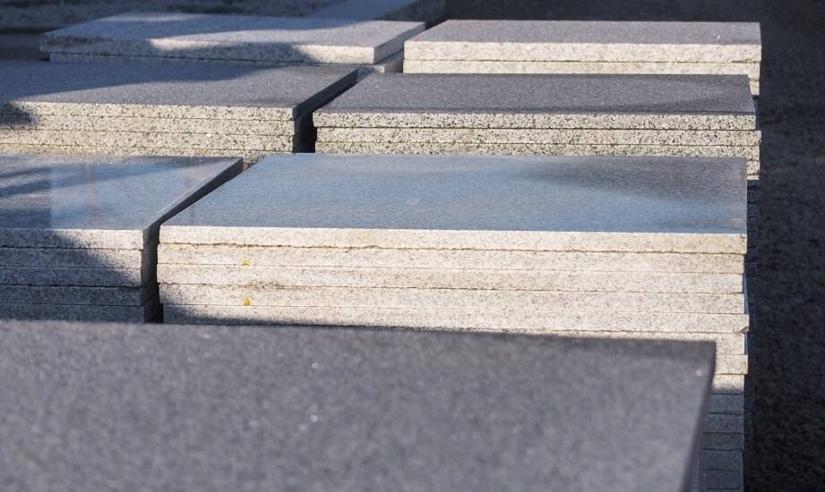 Jak granitowe płyty chodnikowe mogą wpływać na estetykę twojego ogrodu?