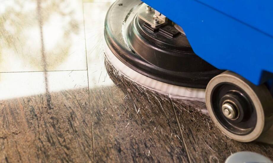 Jakie są główne zalety wynajmu szorowarki w porównaniu do zakupu?