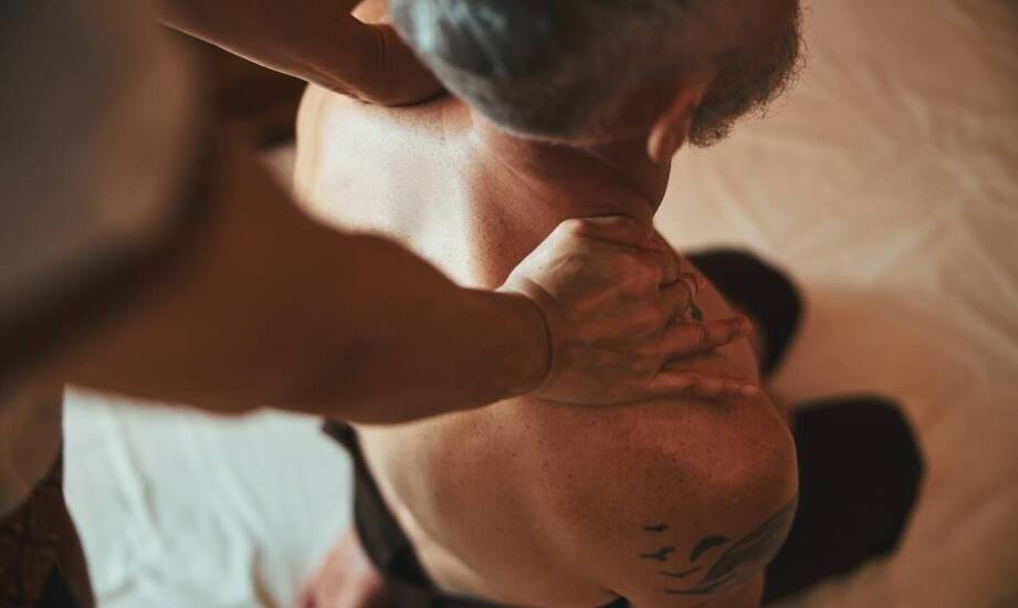 Jakie techniki są stosowane w masażu leczniczym dla poprawy elastyczności mięśni?