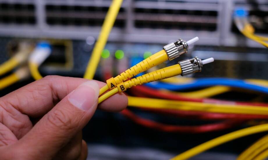 Jakie są najważniejsze etapy montażu komputerowych sieci?