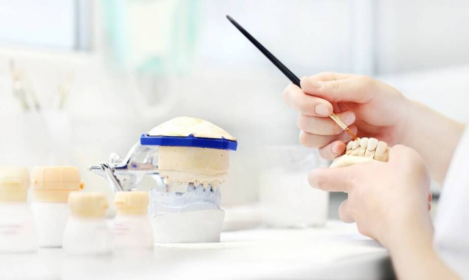 Jak wygląda proces naprawy zębowych protez?
