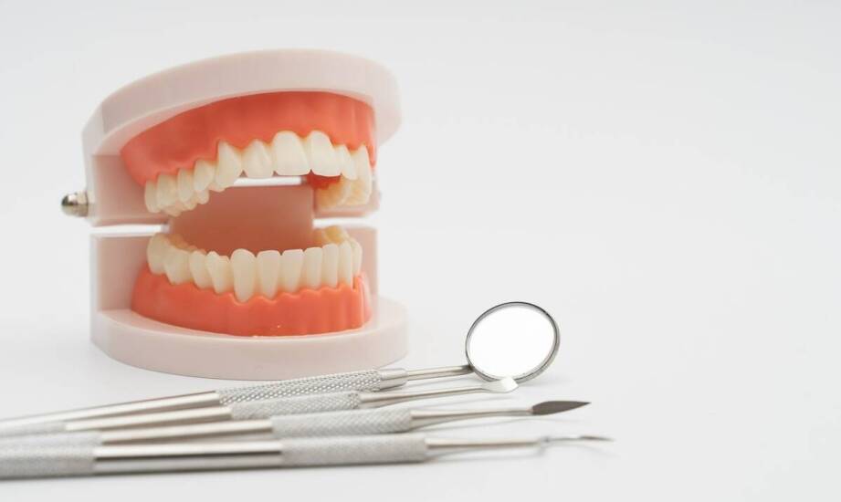 Kiedy i dlaczego warto zdecydować się na zębowe protezy?