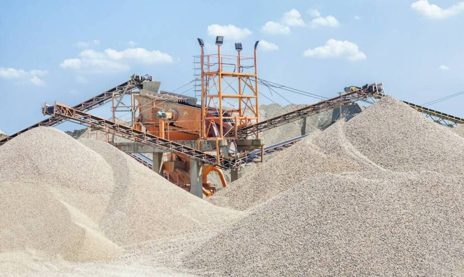 Zastosowanie zsypów do gruzu na placu budowy – jak to działa?