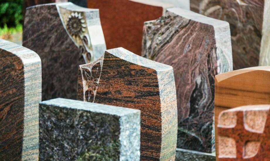 Jakie są najczęstsze pytania klientów dotyczące aplikacji ozdobnych na nagrobki?